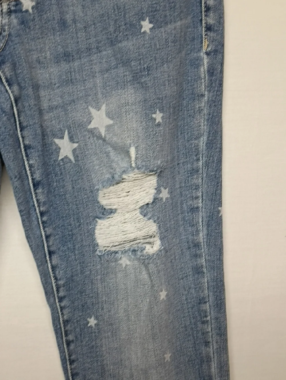 Judy Blue Star-Print Distressed Boyfriend Jeans